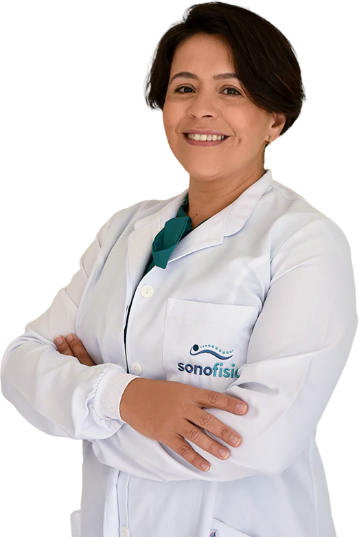 Ft. Ana Cláudia Matos e Faria, fisioterapeuta e fundadora da Sonofisio, de jaleco e braços cruzados