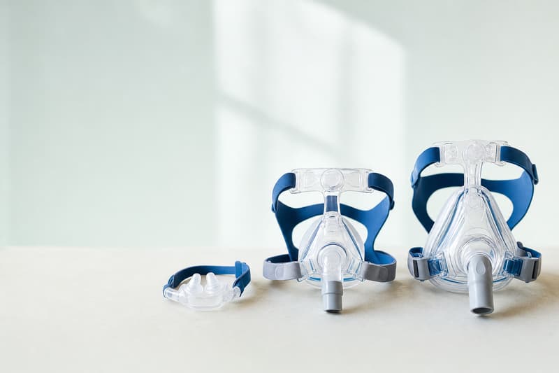 Três tipos de máscara de CPAP lado a lado: almofada nasal, máscara nasal e máscara oronasal