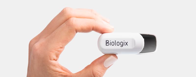 Mão segurando o oxímetro Biologix, usado no exame de oximetria noturna